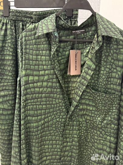 Шикарный шелковый костюм balenciaga