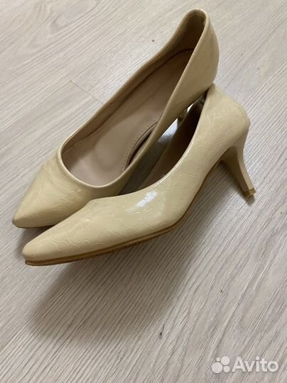 Туфли женские 38 размер бежевые на каблуке