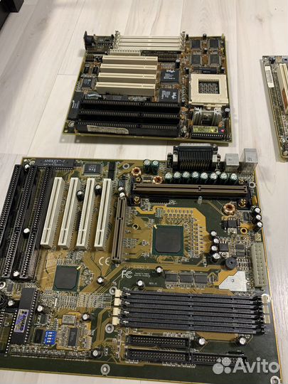 Материнские платы разные много