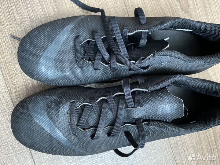 Футбольные кроссовки