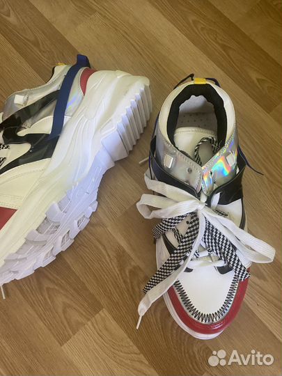 Кроссовки женские