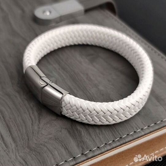 Белый плетеный браслет на каждый день