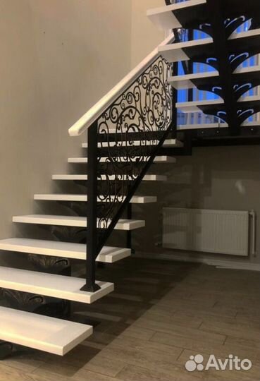 Лестница на металлокаркасе открытого типа