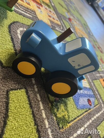 Синий трактор деревянный