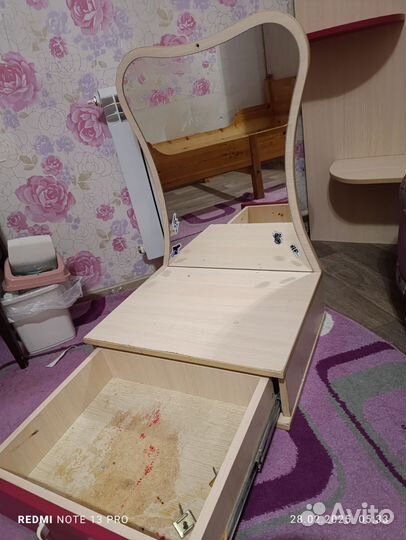 Столик подвесной для девушки