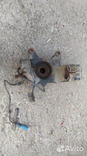 Кулак передний левый Bmw X3 E83 2004-2010