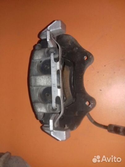 Суппорт тормозной передний на Mercedes ML GL R