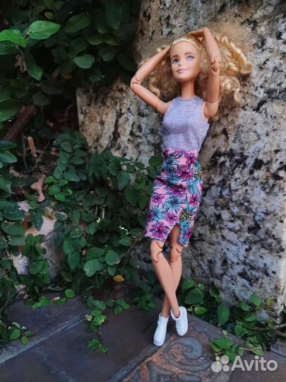 Барби шарнирная fashionistas 70 ананасик на йоге