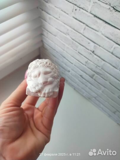 Гипсовая статуэтка льва