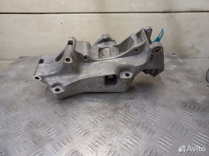 Кронштейн генератора Volkswagen Golf 4 1.4 16V