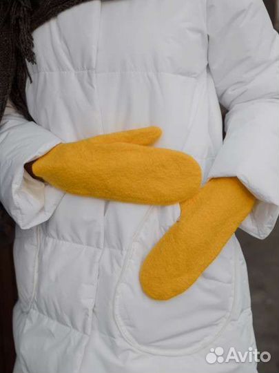 Варежки валяные с цветком брошью