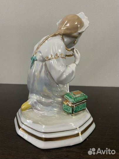 Девушка с малахитовой шкатулкой статуэтка б/у
