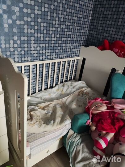 Детская кроватка с поперечным маятником