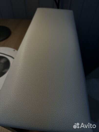 Подставка для рук маникюрная бежевая с деревом