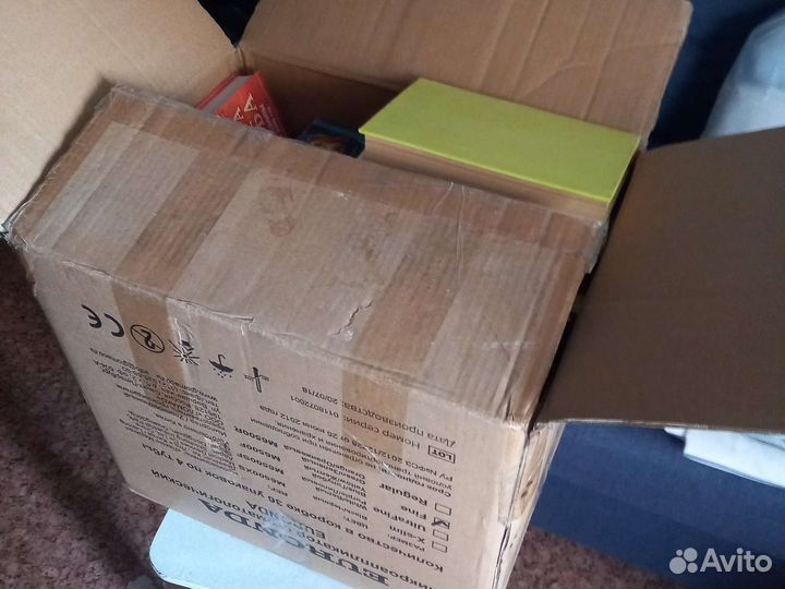 Книги примерно 30 кг. И диски дивиди коробка