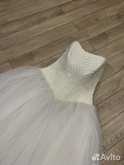 Свадебное платье со стразами и бусинами