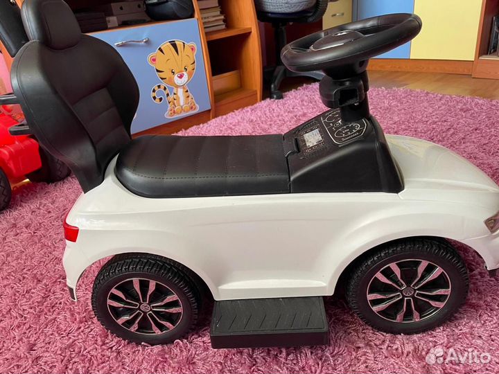 Детская машина каталка с ручкой