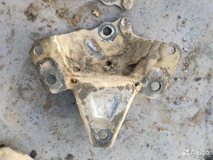 Крепеж задней подвески Рено лагуна 2