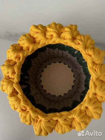 Корзинка с тюльпанами вязаная