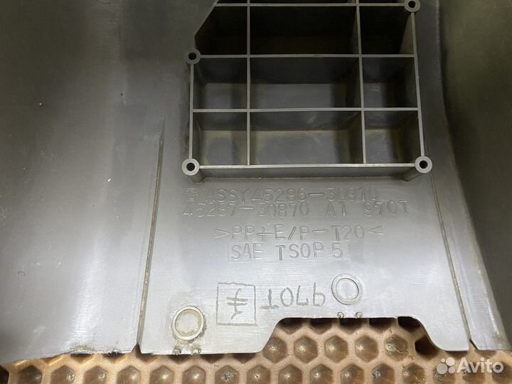 Кожух рулевой колонки Toyota Crown