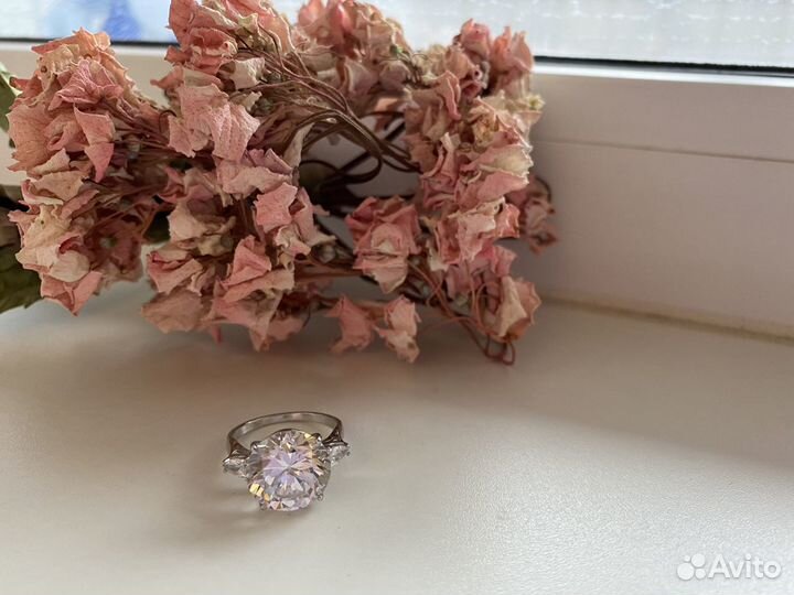 Серябряное кольцо с камнем