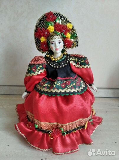 Кукла на чайник фарфоровая