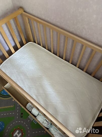 Детская кроватка с поперечным маятником и ящиком