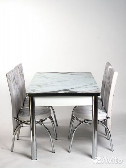 Стол со стульями на кухню