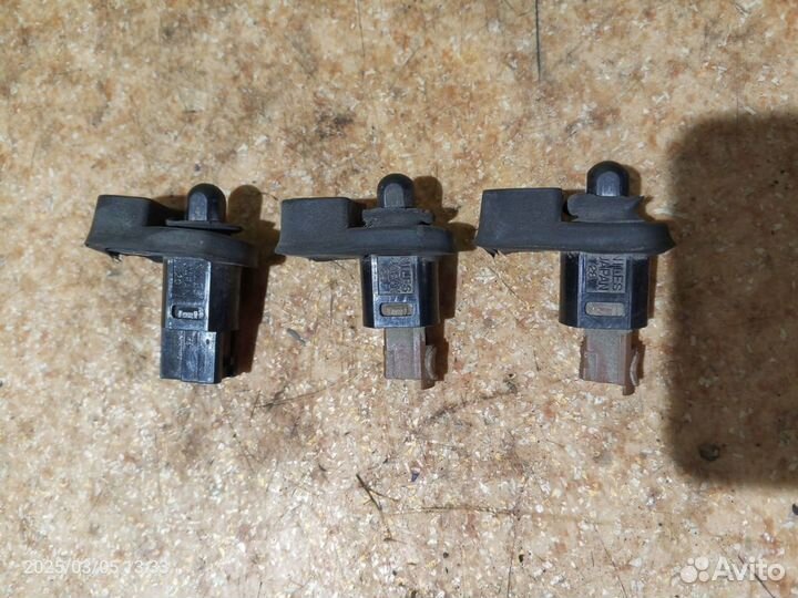 Датчик открытой двери концевик Nissan Cefiro A32