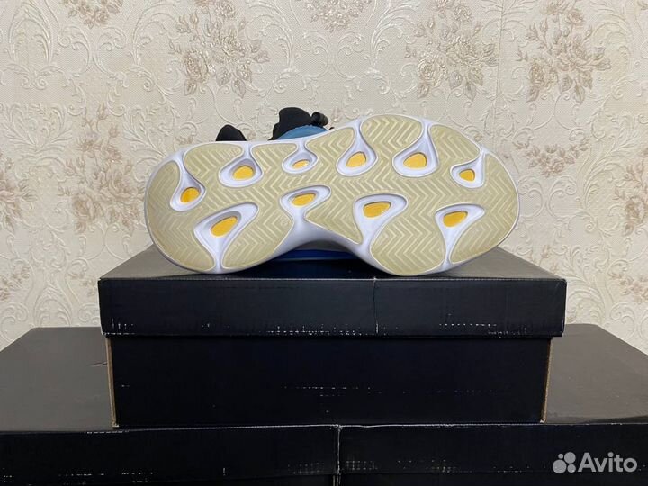 Кроссовки Adidas Yeezy Boost 700 v3