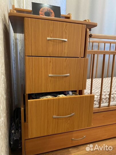 Детская кроватка с маятником