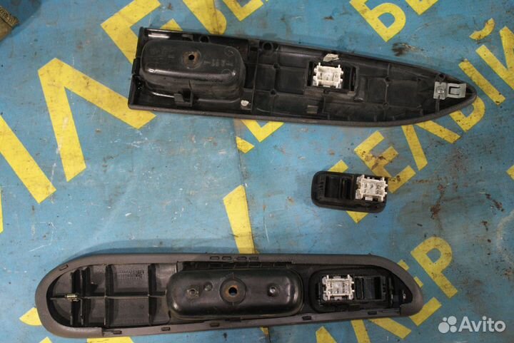 Кнопка стеклоподъемника Toyota Avensis