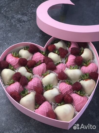 Клубника в шоколаде в коробке сердце