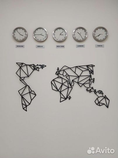 Карта мира из металла с часами