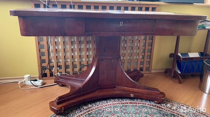 Антикварный стол. Красное дерево