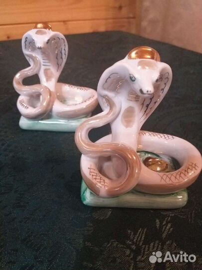 Форфоровая статуэтка змеи