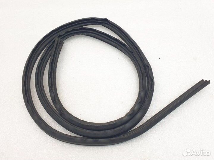 Уплотнительная резинка двери передняя левая Ford
