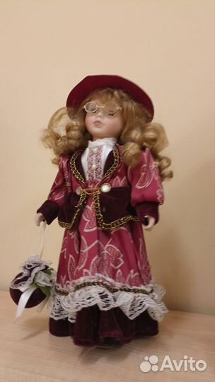Кукла фарфоровая