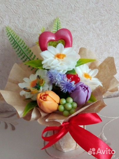 Продам букеты из тюльпанов и ромашек и роз из мыла