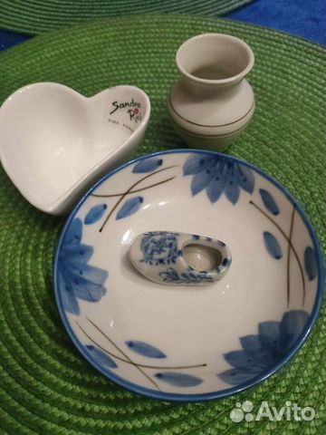 Предметы из фарфора, сосуды с плодами в интерьер