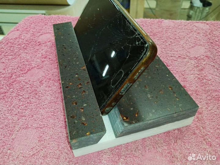 Каменная подставка для телефона