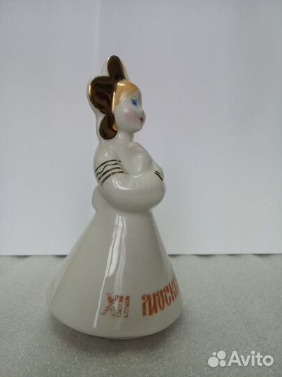 Статуэтка фарфор Девушка с голубем СССР Вербилки