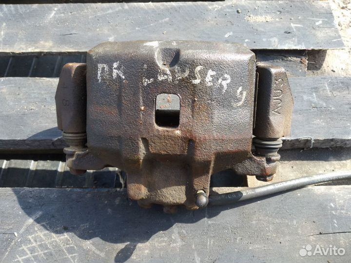 Тормозной суппорт передний правый Mitsubishi