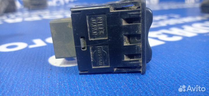 Кнопка центрального замка Nissan Almera N16 седан