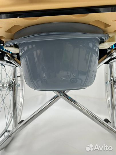 Инвалидная коляска с санитарным оснащением