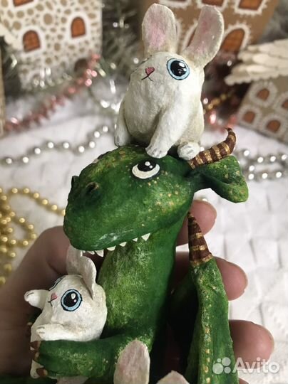 Ватная елочная игрушка Дракон с зайчиками