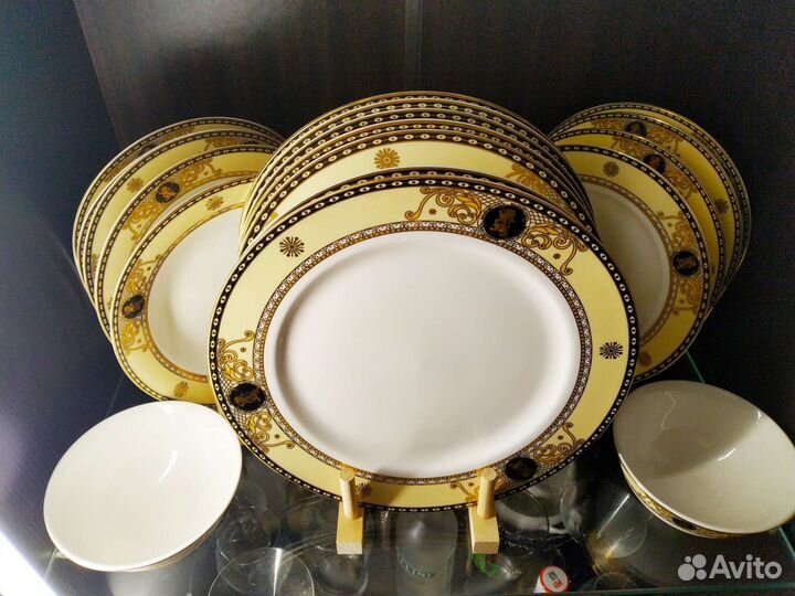 Набор тарелок фирмы Miracle Dynasty из фарфора