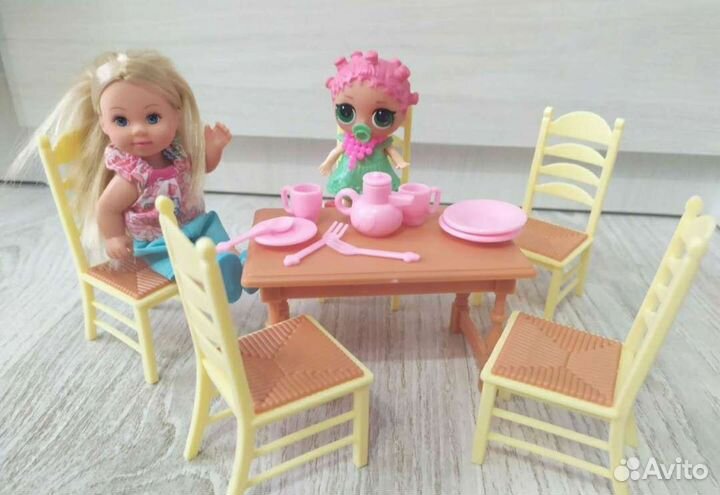 Стол и стулья