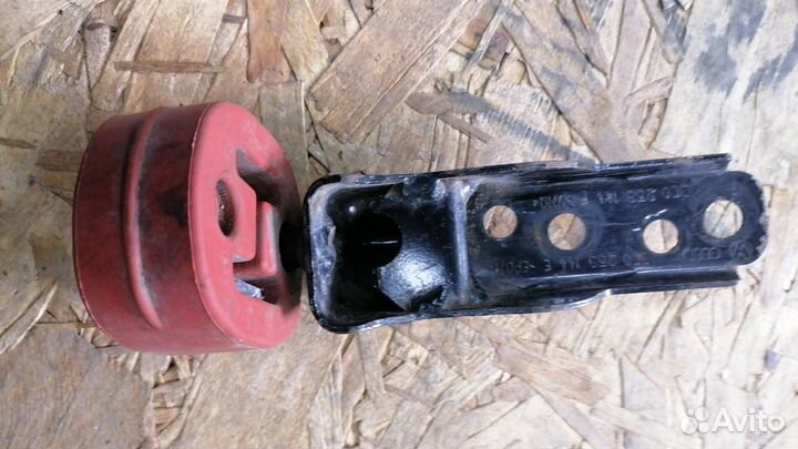 Кронштейн глушителя Volkswagen Passat B6 2006