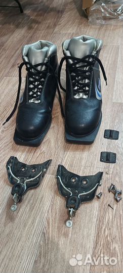 Лыжные ботинки вместе с креплением
